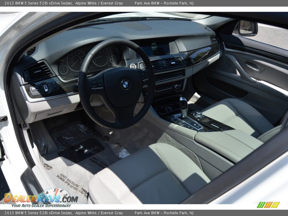 2013 BMW 5 Series 528i xDrive Sedan Alpine White / Everest Gray Photo #10