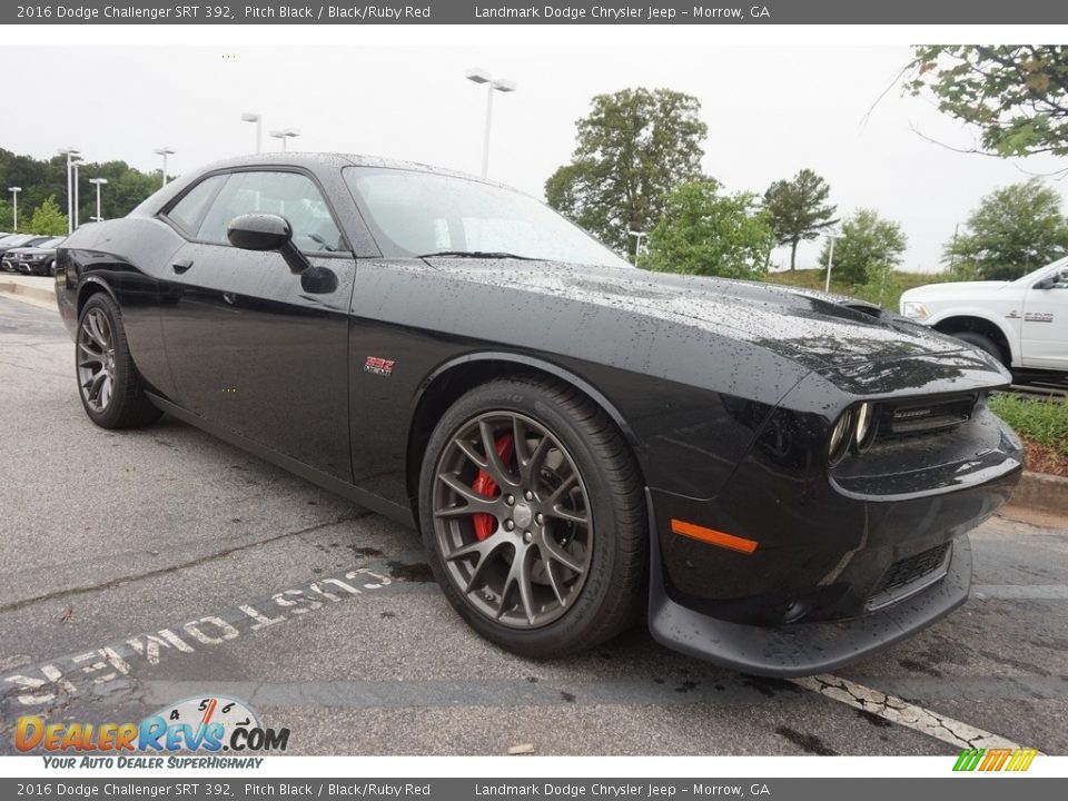 Front 3/4 View of 2016 Dodge Challenger SRT 392 Photo #4