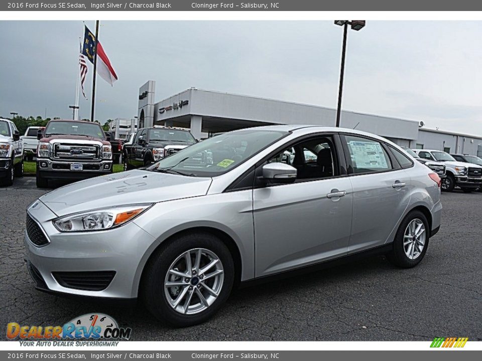 Front 3/4 View of 2016 Ford Focus SE Sedan Photo #3
