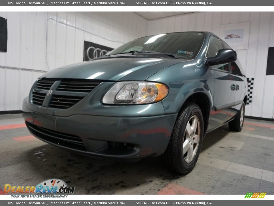2005 Dodge Caravan SXT Magnesium Green Pearl / Medium Slate Gray Photo #3