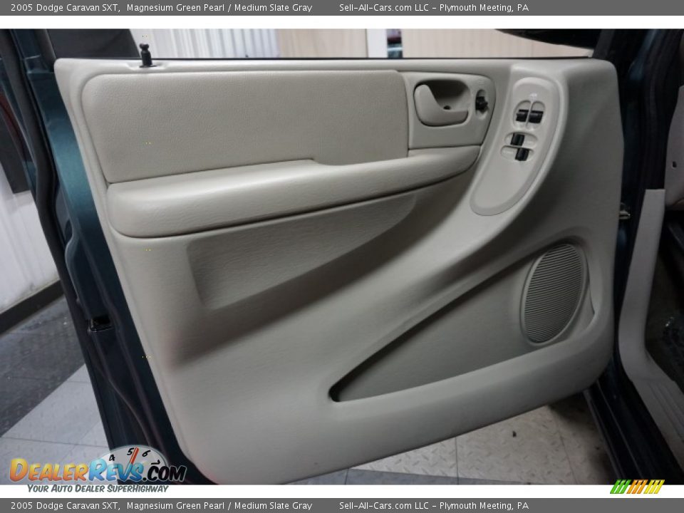 2005 Dodge Caravan SXT Magnesium Green Pearl / Medium Slate Gray Photo #12