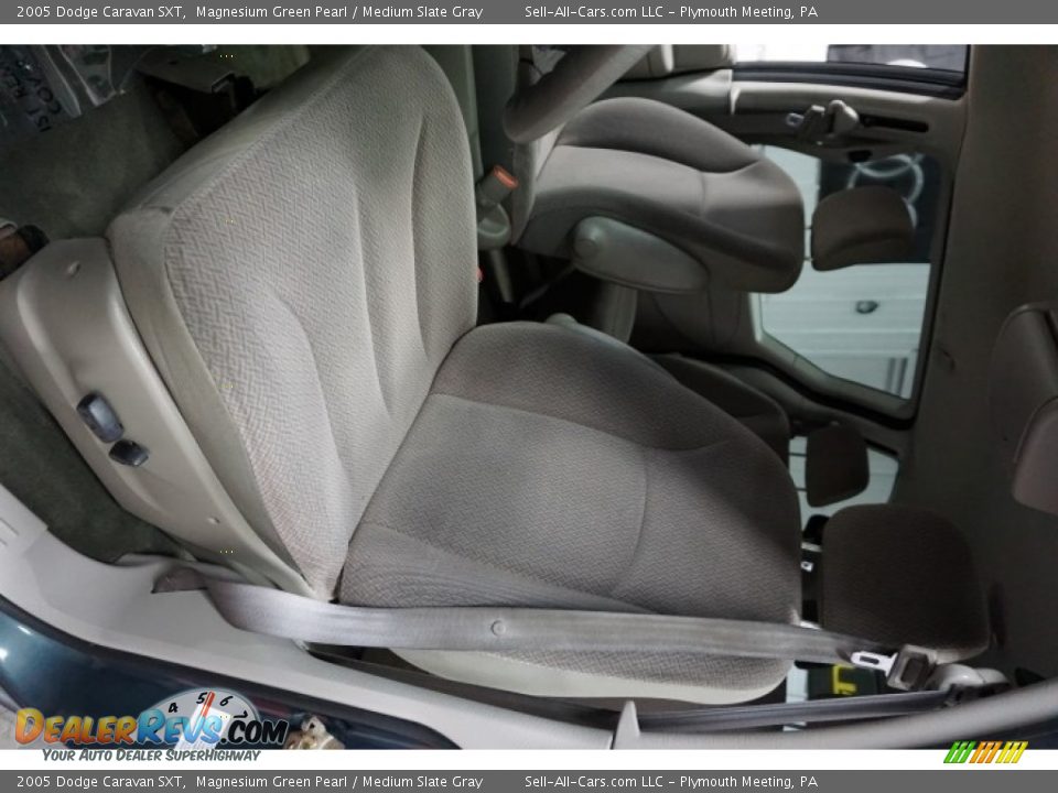 2005 Dodge Caravan SXT Magnesium Green Pearl / Medium Slate Gray Photo #25