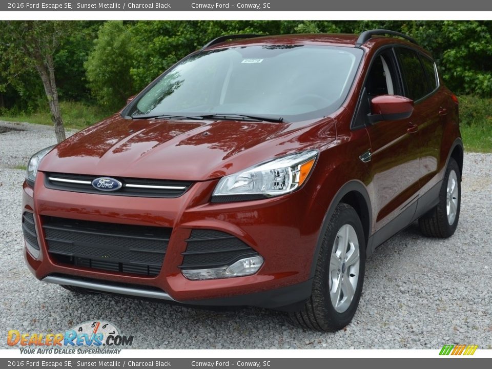 Front 3/4 View of 2016 Ford Escape SE Photo #8