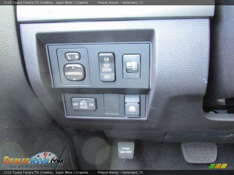 2016 Toyota Tundra TSS CrewMax Super White / Graphite Photo #31