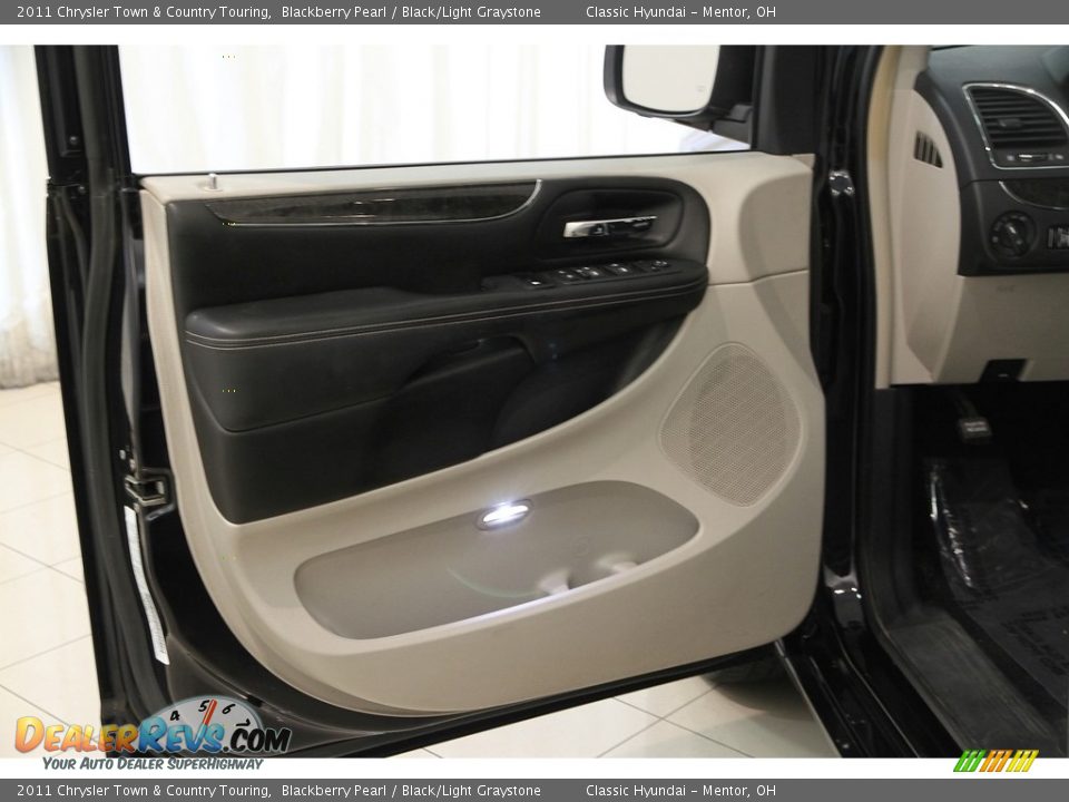 2011 Chrysler Town & Country Touring Blackberry Pearl / Black/Light Graystone Photo #4
