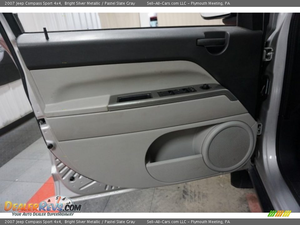 2007 Jeep Compass Sport 4x4 Bright Silver Metallic / Pastel Slate Gray Photo #12