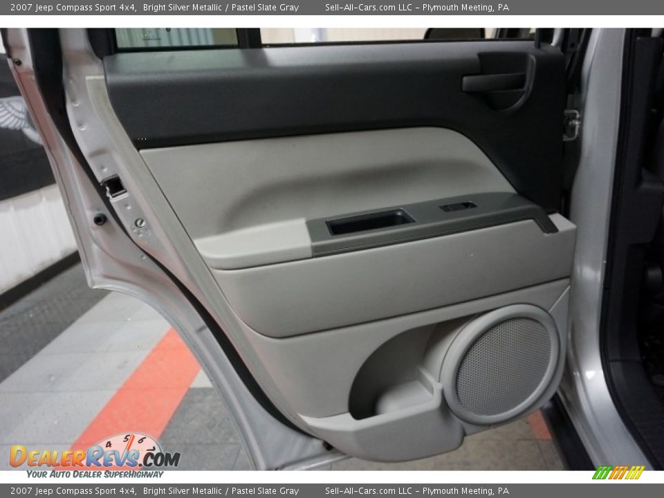 2007 Jeep Compass Sport 4x4 Bright Silver Metallic / Pastel Slate Gray Photo #15
