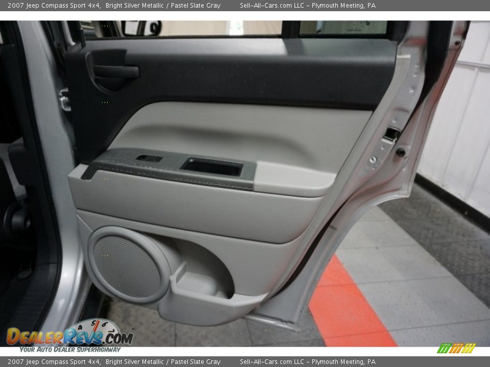 2007 Jeep Compass Sport 4x4 Bright Silver Metallic / Pastel Slate Gray Photo #16
