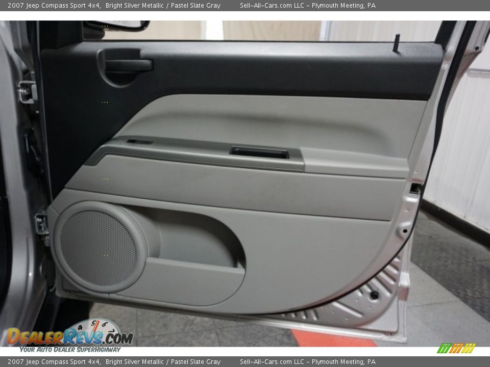 2007 Jeep Compass Sport 4x4 Bright Silver Metallic / Pastel Slate Gray Photo #17