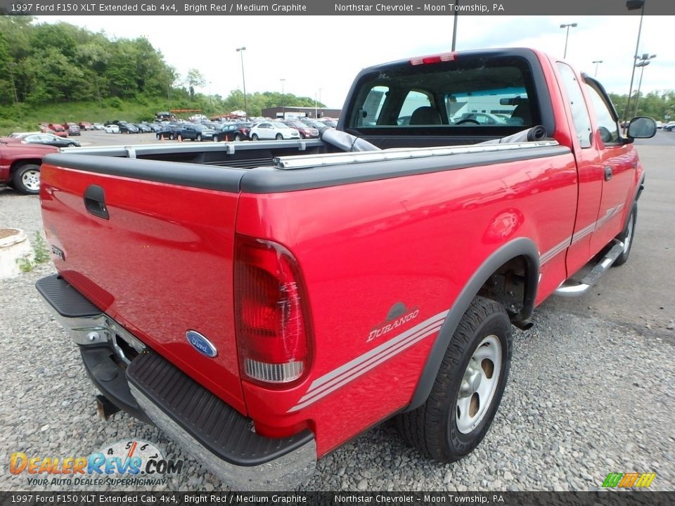 1997 Ford F150 XLT Extended Cab 4x4 Bright Red / Medium Graphite Photo #4