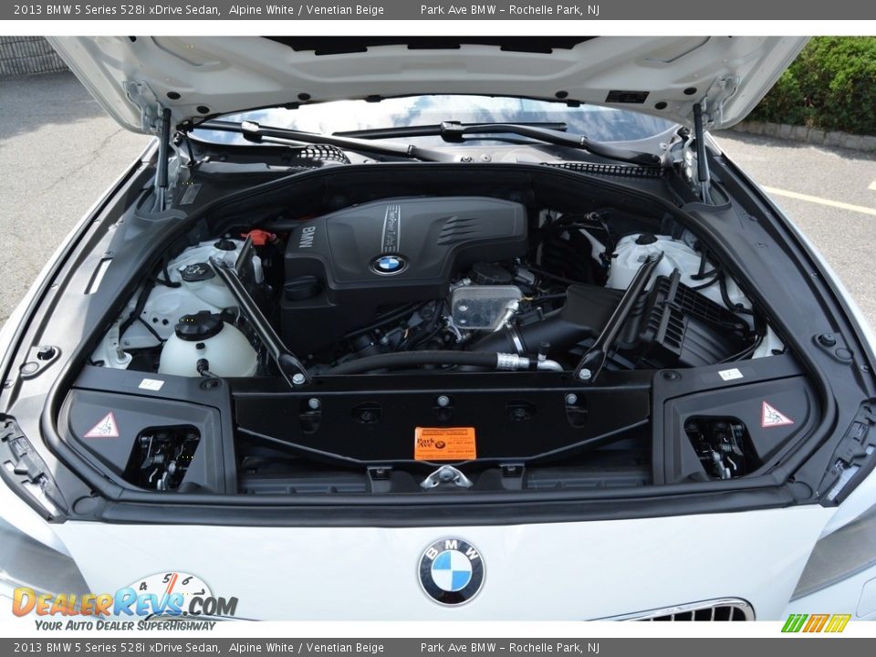 2013 BMW 5 Series 528i xDrive Sedan Alpine White / Venetian Beige Photo #29