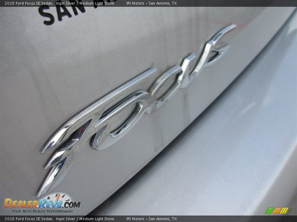2016 Ford Focus SE Sedan Ingot Silver / Medium Light Stone Photo #6