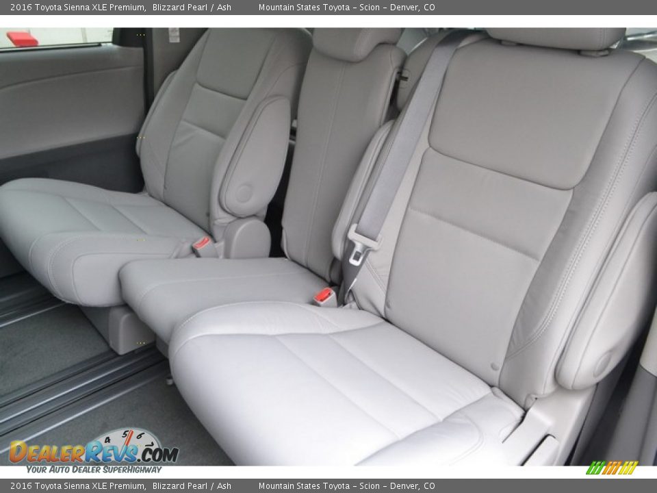 2016 Toyota Sienna XLE Premium Blizzard Pearl / Ash Photo #7