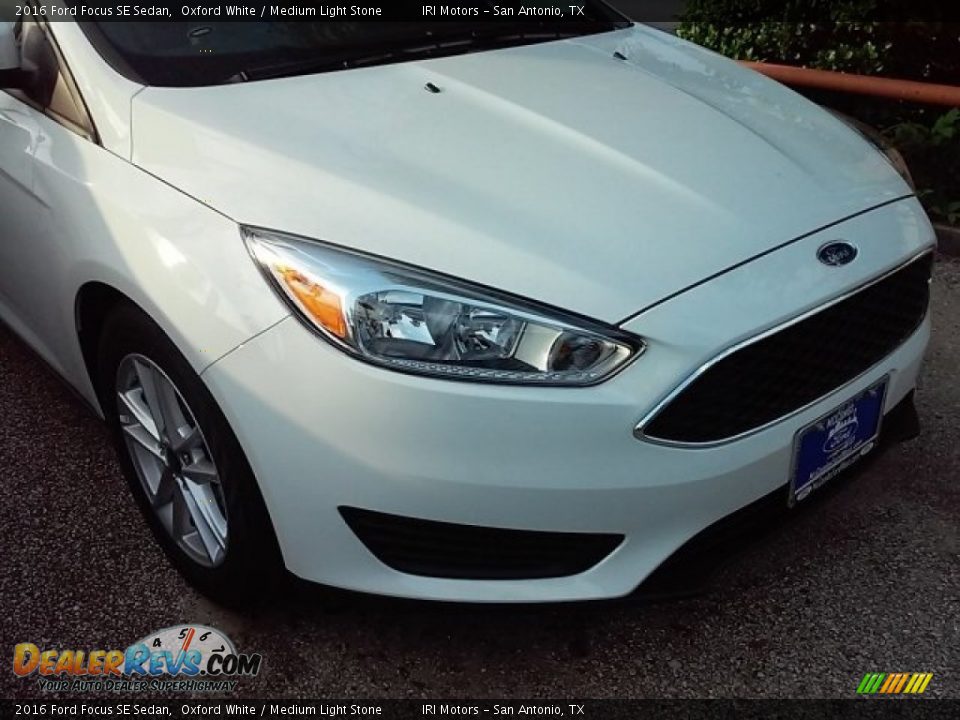 2016 Ford Focus SE Sedan Oxford White / Medium Light Stone Photo #3