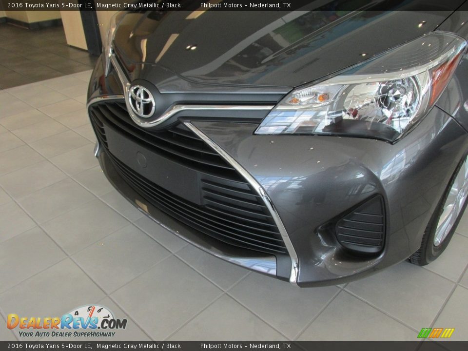 2016 Toyota Yaris 5-Door LE Magnetic Gray Metallic / Black Photo #11