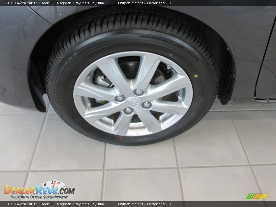 2016 Toyota Yaris 5-Door LE Magnetic Gray Metallic / Black Photo #12