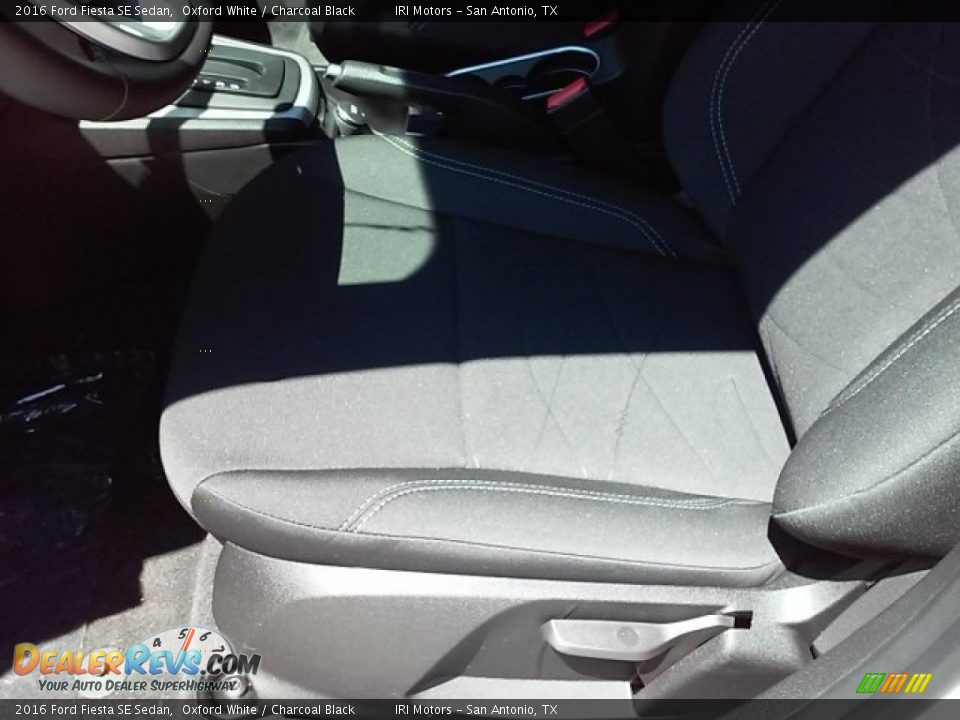 2016 Ford Fiesta SE Sedan Oxford White / Charcoal Black Photo #11