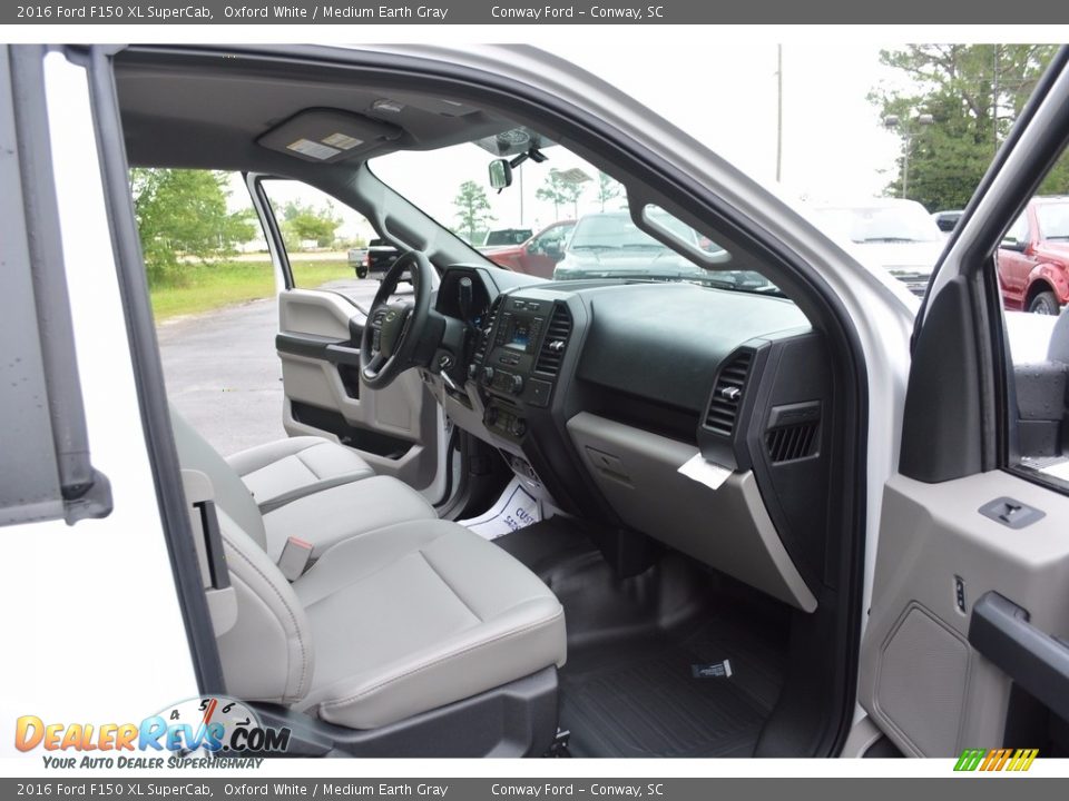 2016 Ford F150 XL SuperCab Oxford White / Medium Earth Gray Photo #24