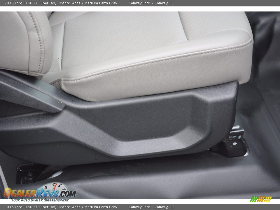 2016 Ford F150 XL SuperCab Oxford White / Medium Earth Gray Photo #25