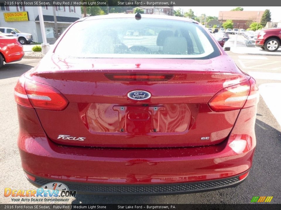 2016 Ford Focus SE Sedan Ruby Red / Medium Light Stone Photo #7