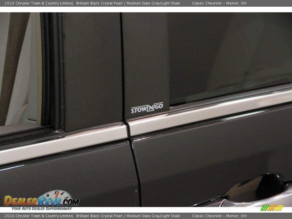 2010 Chrysler Town & Country Limited Brilliant Black Crystal Pearl / Medium Slate Gray/Light Shale Photo #4