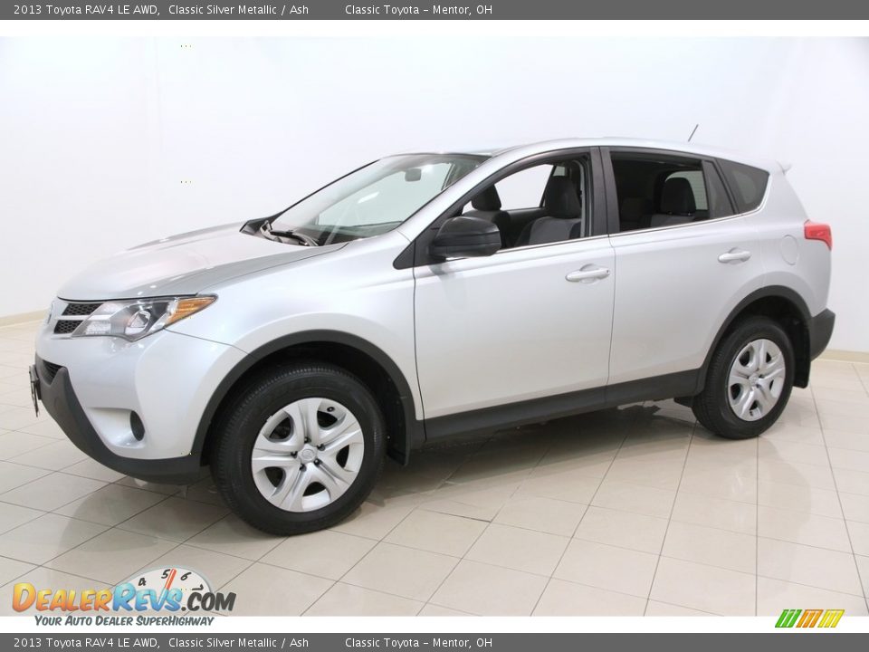 Front 3/4 View of 2013 Toyota RAV4 LE AWD Photo #3