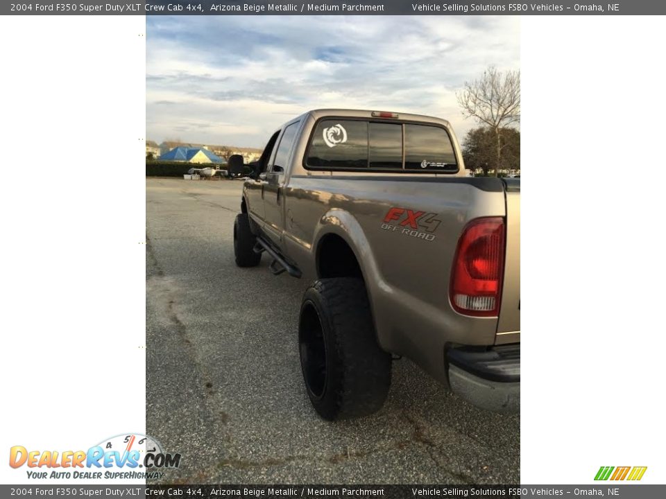 2004 Ford F350 Super Duty XLT Crew Cab 4x4 Arizona Beige Metallic / Medium Parchment Photo #2