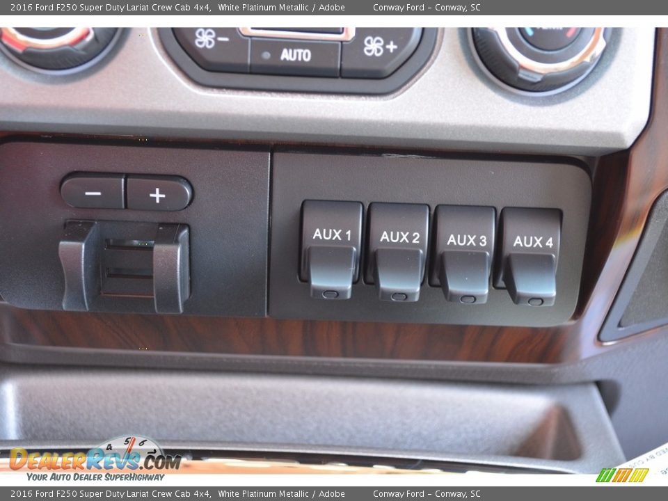 2016 Ford F250 Super Duty Lariat Crew Cab 4x4 White Platinum Metallic / Adobe Photo #17