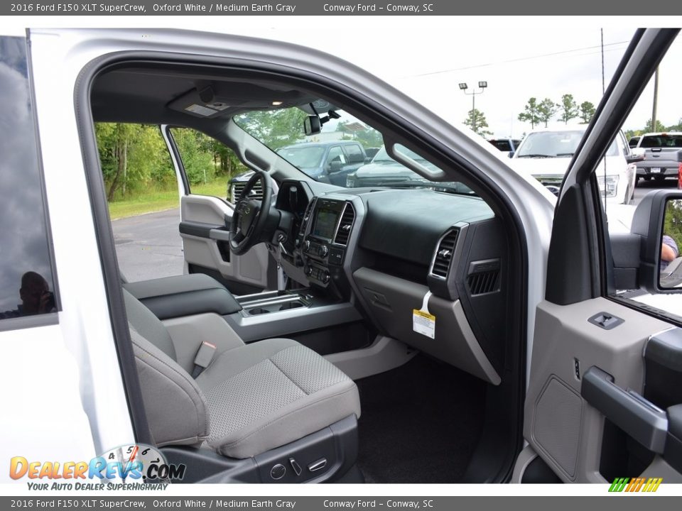 2016 Ford F150 XLT SuperCrew Oxford White / Medium Earth Gray Photo #28