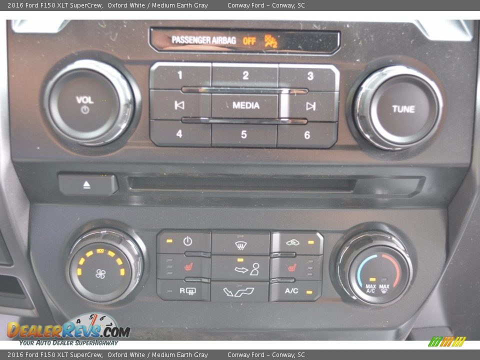 2016 Ford F150 XLT SuperCrew Oxford White / Medium Earth Gray Photo #35