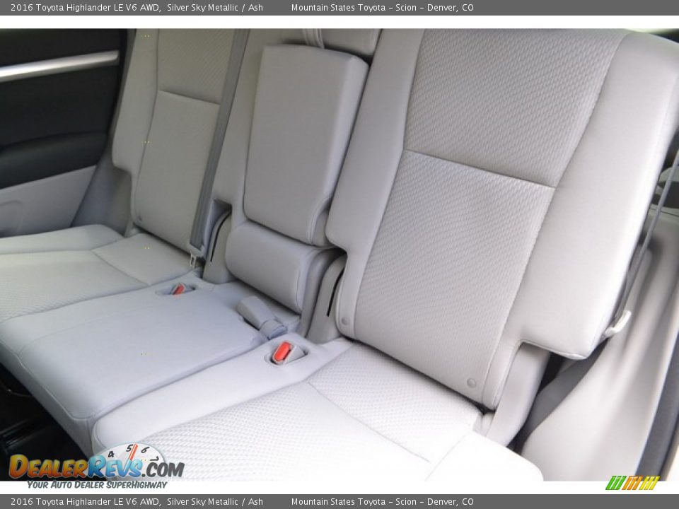 2016 Toyota Highlander LE V6 AWD Silver Sky Metallic / Ash Photo #7
