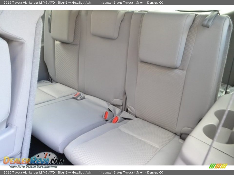 2016 Toyota Highlander LE V6 AWD Silver Sky Metallic / Ash Photo #8