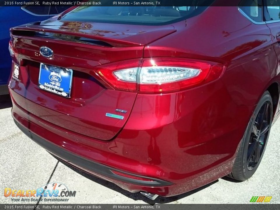 2016 Ford Fusion SE Ruby Red Metallic / Charcoal Black Photo #11