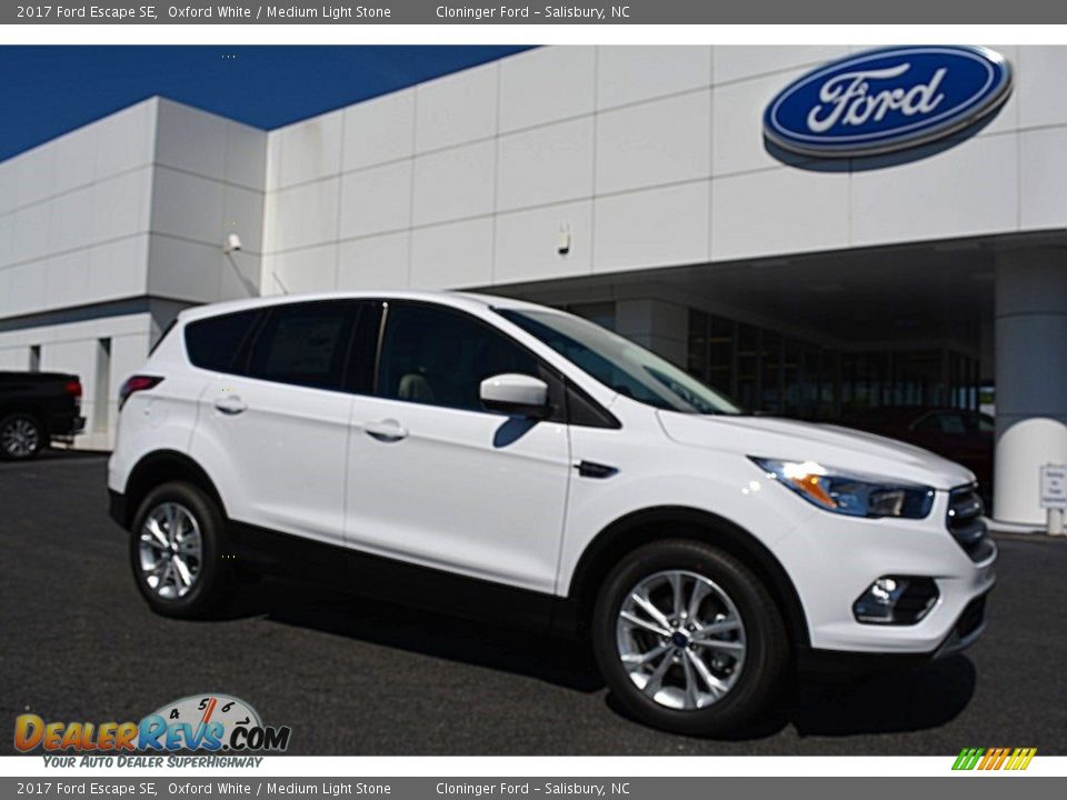 Front 3/4 View of 2017 Ford Escape SE Photo #1