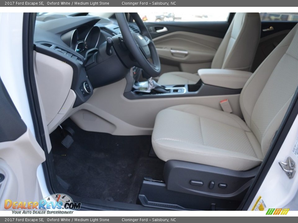 2017 Ford Escape SE Oxford White / Medium Light Stone Photo #6