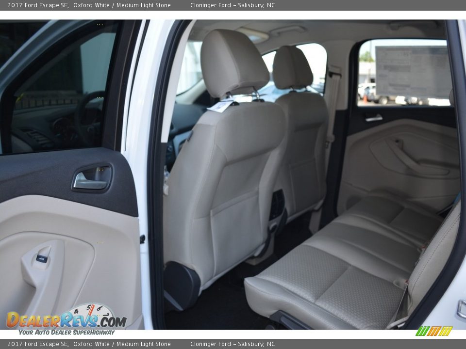 2017 Ford Escape SE Oxford White / Medium Light Stone Photo #8