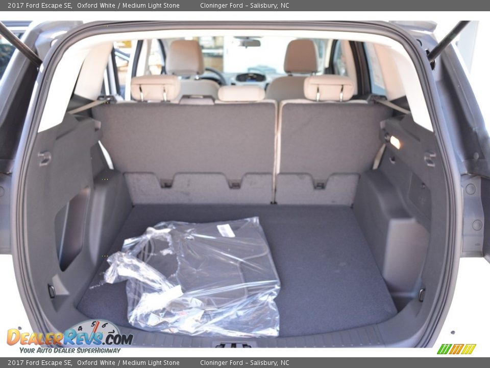 2017 Ford Escape SE Oxford White / Medium Light Stone Photo #9