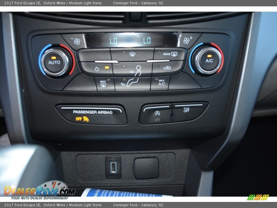 2017 Ford Escape SE Oxford White / Medium Light Stone Photo #13