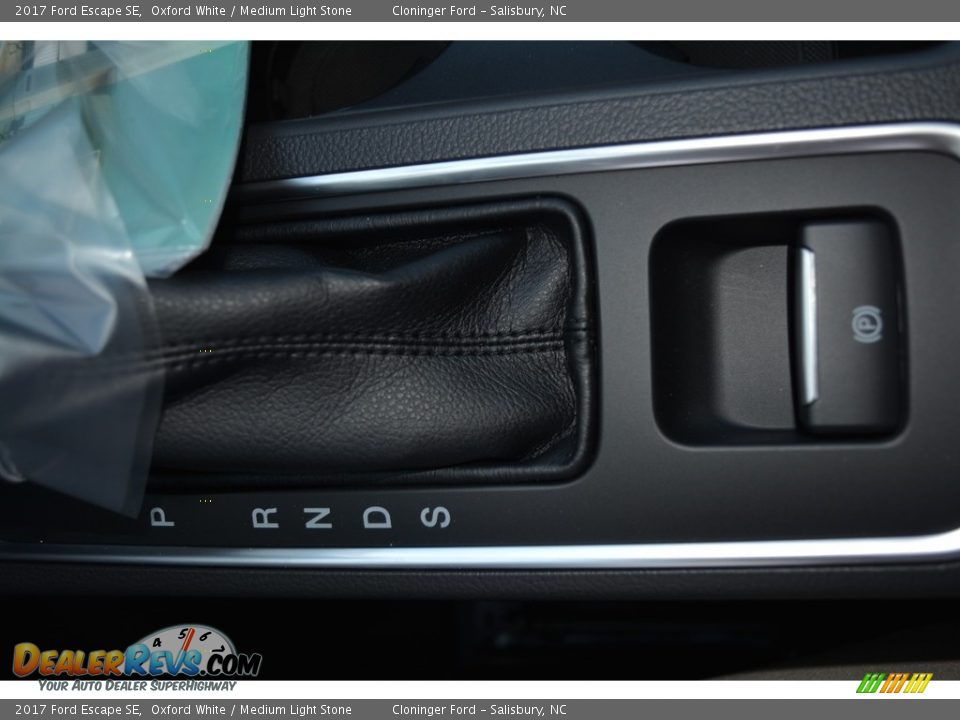 2017 Ford Escape SE Oxford White / Medium Light Stone Photo #14