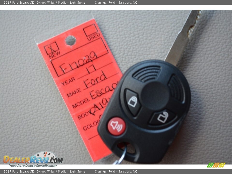 2017 Ford Escape SE Oxford White / Medium Light Stone Photo #17