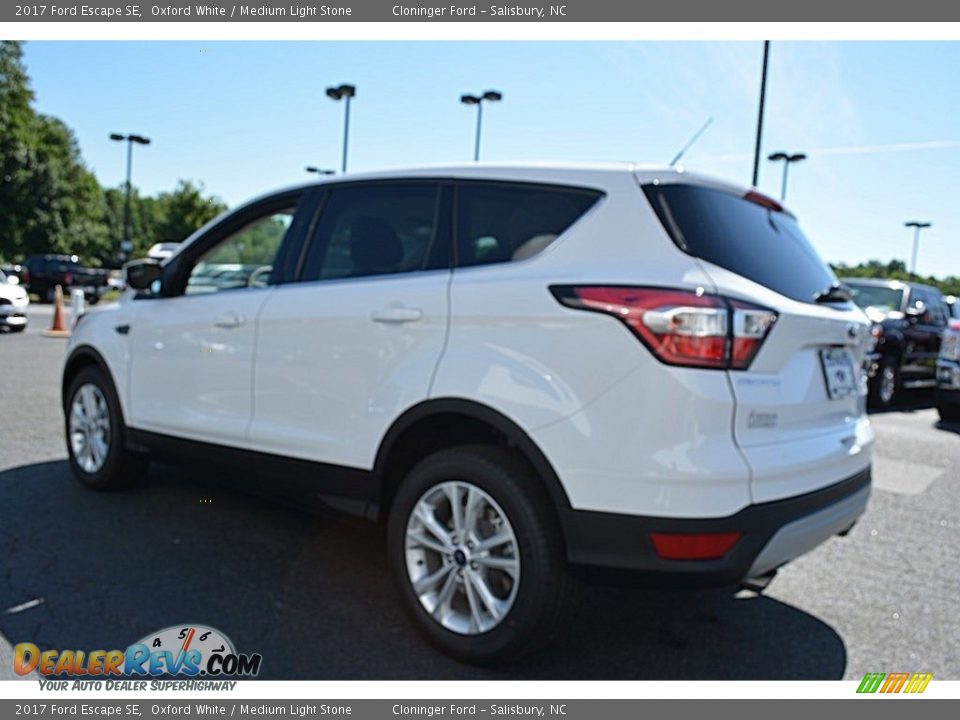 2017 Ford Escape SE Oxford White / Medium Light Stone Photo #18