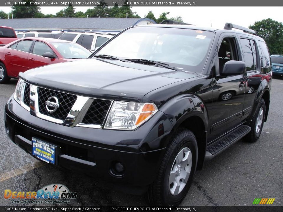 2005 Nissan Pathfinder SE 4x4 Super Black / Graphite Photo #1