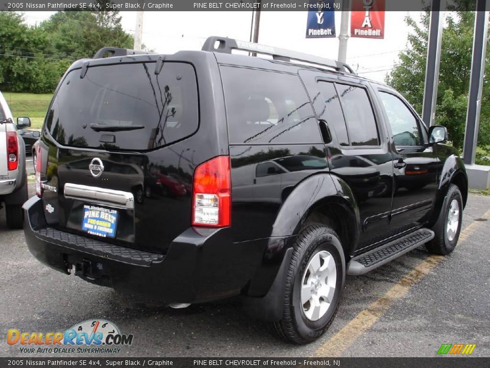2005 Nissan Pathfinder SE 4x4 Super Black / Graphite Photo #4