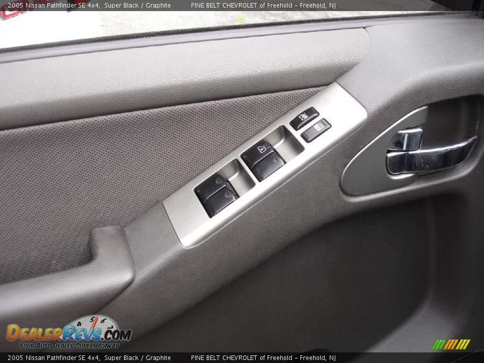 2005 Nissan Pathfinder SE 4x4 Super Black / Graphite Photo #7