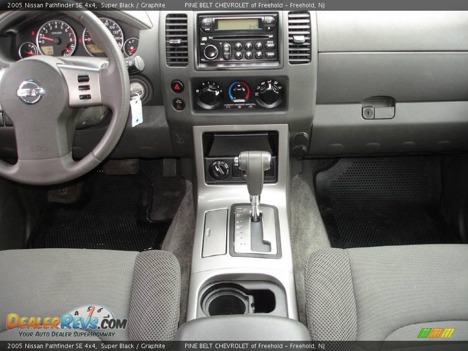 2005 Nissan Pathfinder SE 4x4 Super Black / Graphite Photo #12