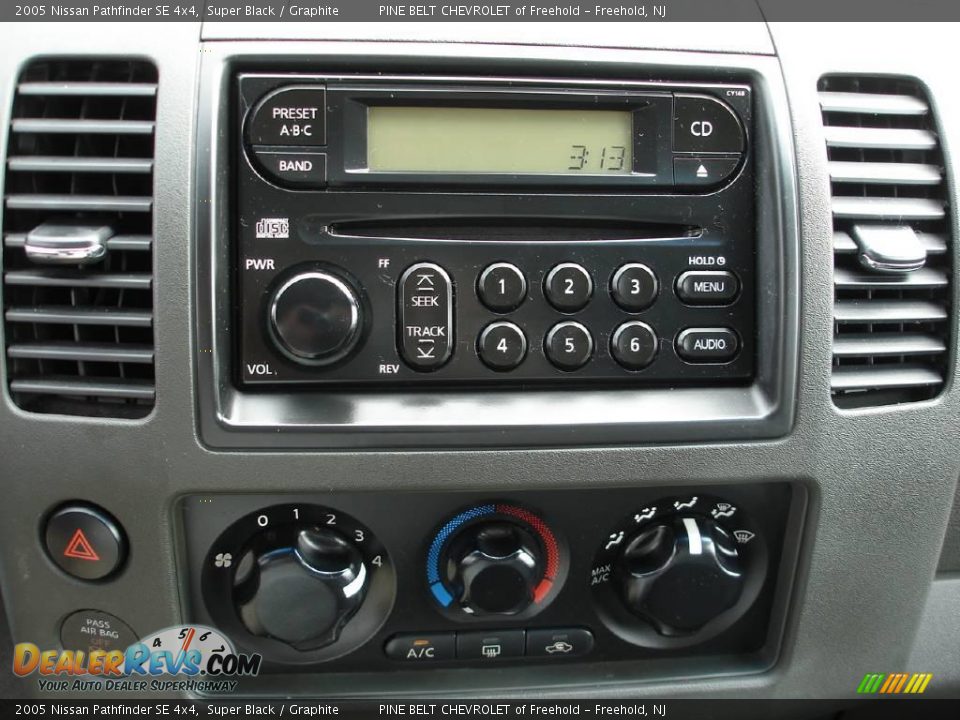 2005 Nissan Pathfinder SE 4x4 Super Black / Graphite Photo #13