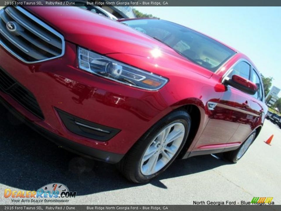 2016 Ford Taurus SEL Ruby Red / Dune Photo #33