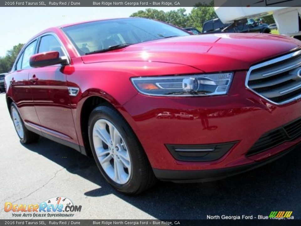 2016 Ford Taurus SEL Ruby Red / Dune Photo #34