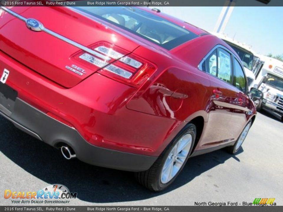 2016 Ford Taurus SEL Ruby Red / Dune Photo #35