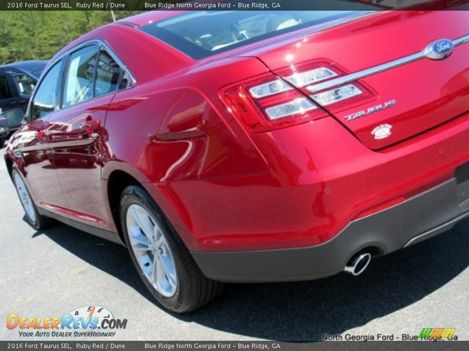 2016 Ford Taurus SEL Ruby Red / Dune Photo #36